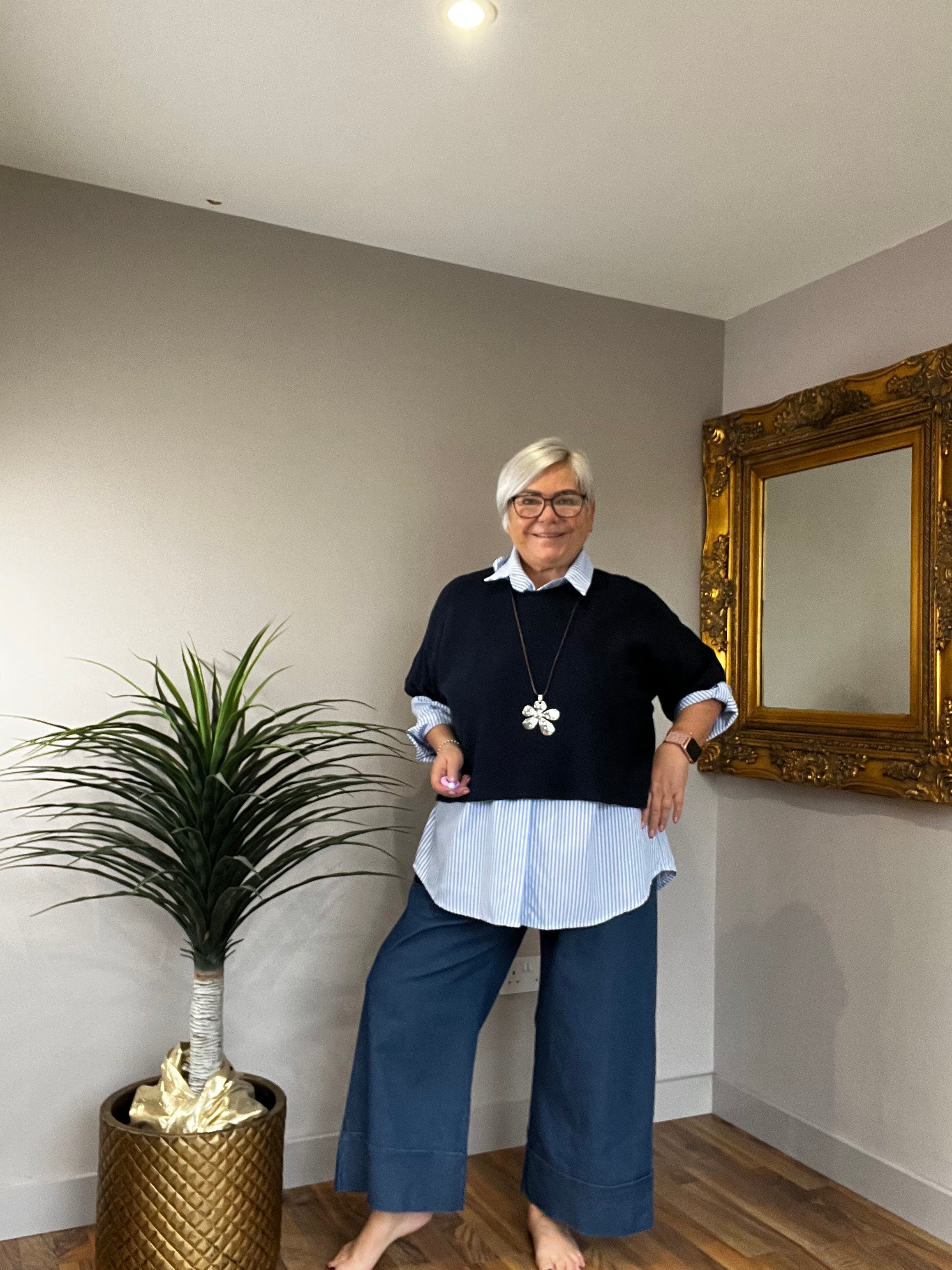 Wide Leg Stretch Jeans with self colour stitched turn up