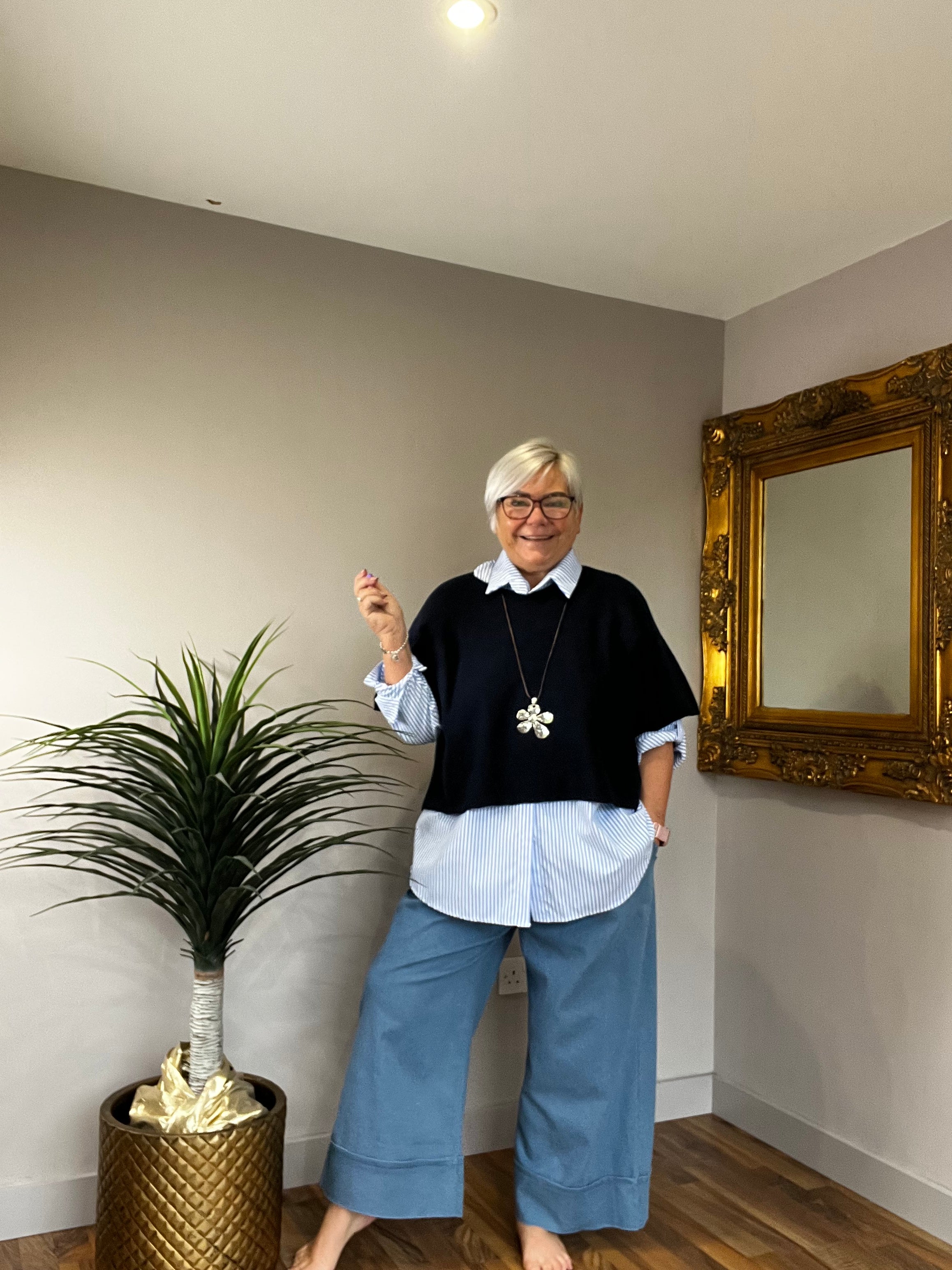 Wide Leg Stretch Jeans with self colour stitched turn up